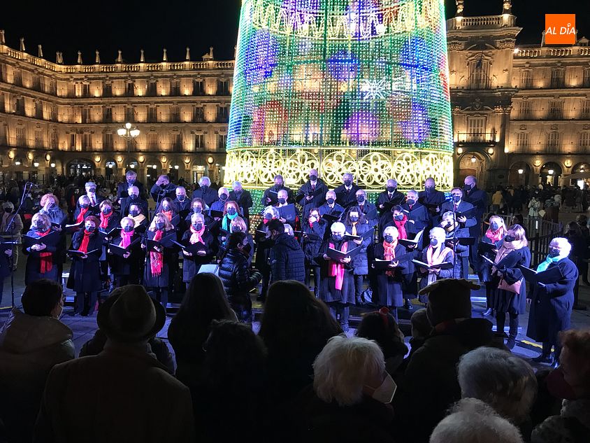 El coro Francisco Salinas junto a la iluminación navideña en la Plaza Mayor de Salamanca - Fotos: Guillermo García