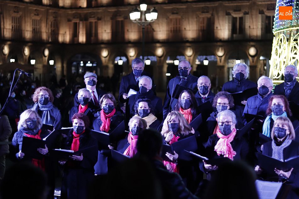 Foto 5 - El coro Francisco Salinas toma el relevo de la Navidad Polifónica en la Plaza Mayor