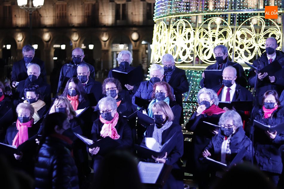 Foto 2 - El coro Francisco Salinas toma el relevo de la Navidad Polifónica en la Plaza Mayor