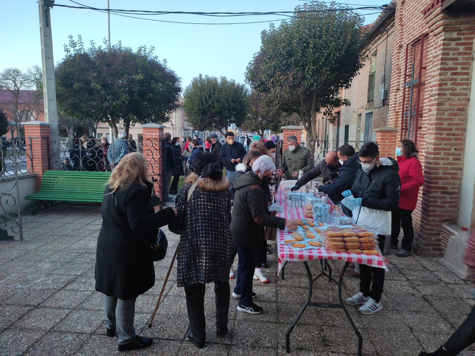 Foto 4 - Más de 350 personas participan en la chocolatada en apoyo a la restauración del Santo Cristo del Humilladero