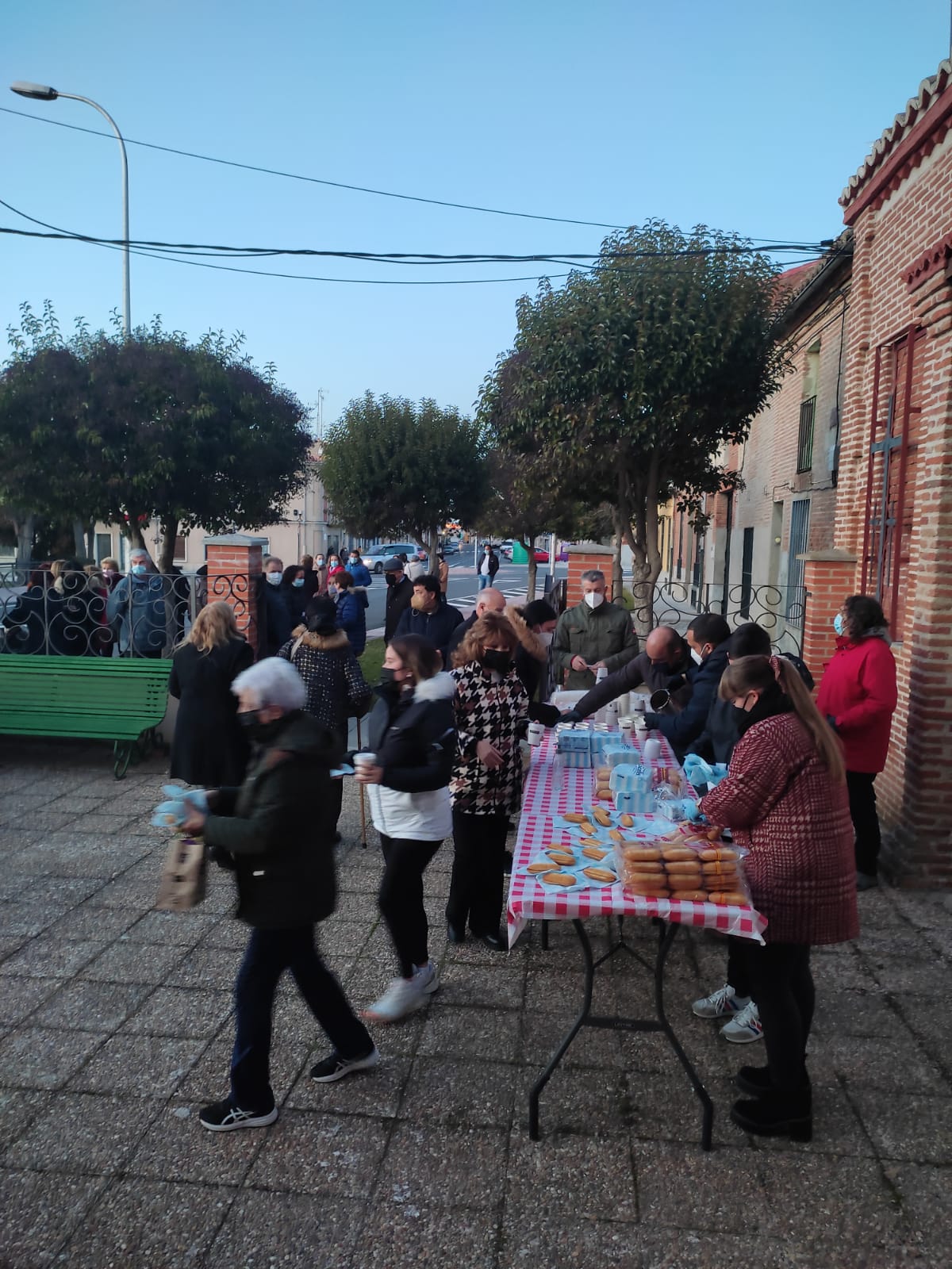 Foto 3 - Más de 350 personas participan en la chocolatada en apoyo a la restauración del Santo Cristo del Humilladero