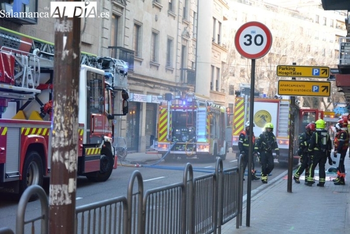 Despliegue de Bomberos y Policía en la calle Álvaro Gil por el incendio en un garaje