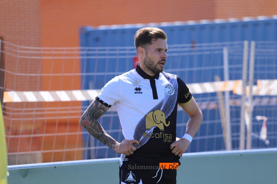 Competición sanciona con 5 partidos a Mandi por su expulsión ante el Logroñés 