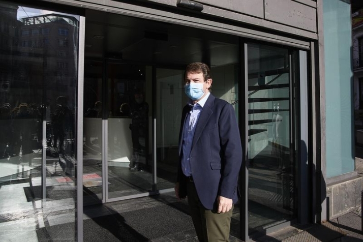 Mañueco pide a Sánchez la rectificación o el cese del ministro Garzón por sus ataques a la ganadería