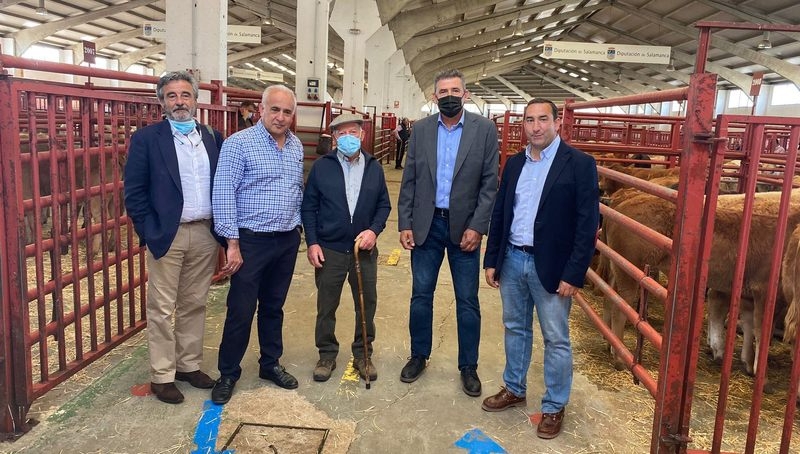 El delegado territorial de la Junta destaca la importancia del mercado semanal de ganado para el sector del vacuno de la provincia