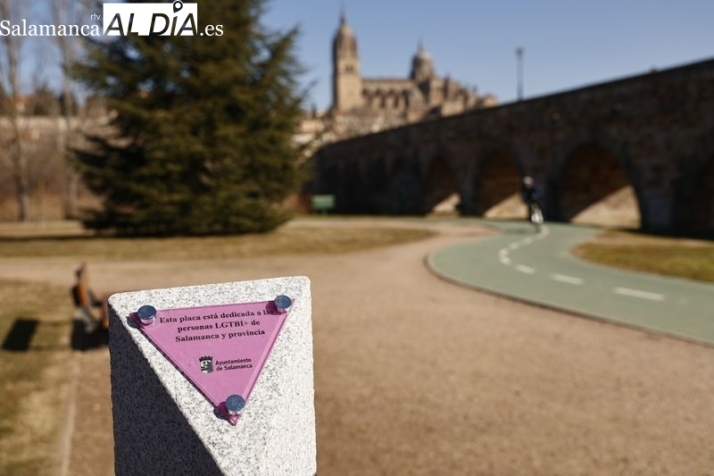 Salamanca estrena un monolito en defensa de los derechos del colectivo LGTBI+