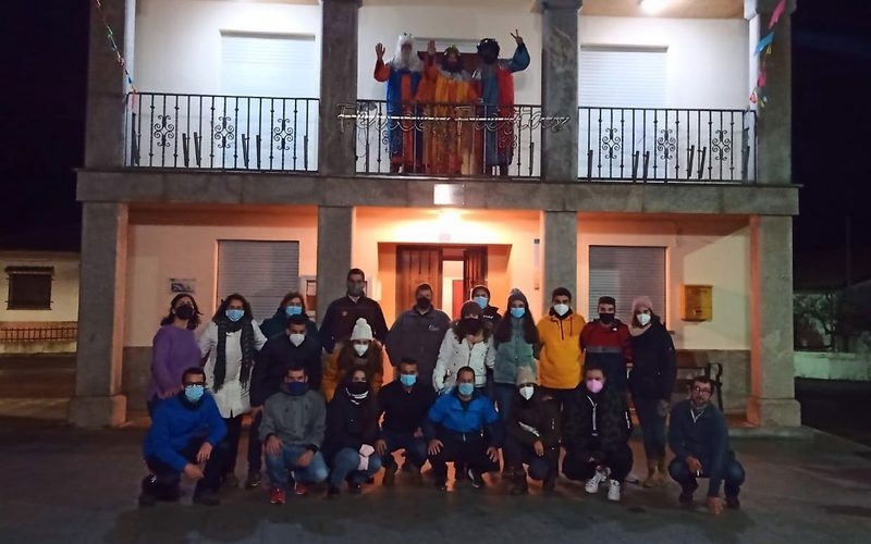 Los Reyes Magos reparten los regalos casa por casa en Valderrodrigo