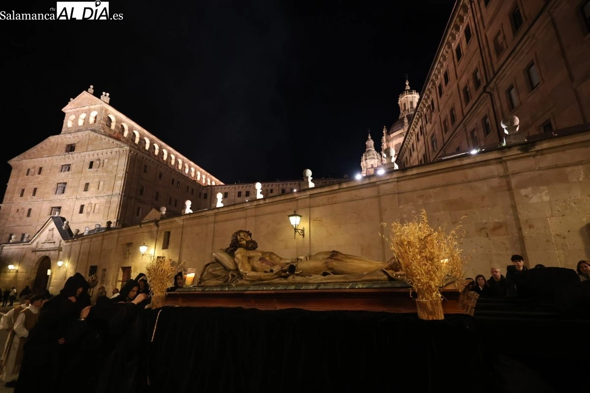 VÍDEO Y FOTOS | Sobrecogedor silencio al paso del Cristo de la Liberación