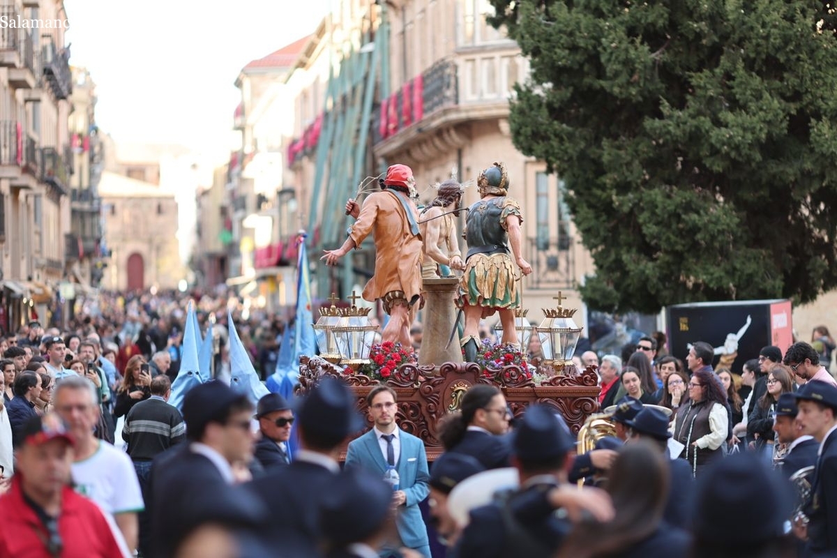 VÍDEO Y FOTOS | El Santo Entierro vuelve a recorrer las calles de Salamanca 