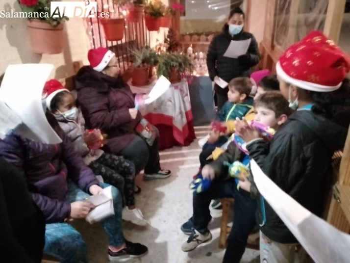 Los niños de Bañobárez felicitan la navidad con villancicos a los Mayores de la Residencia