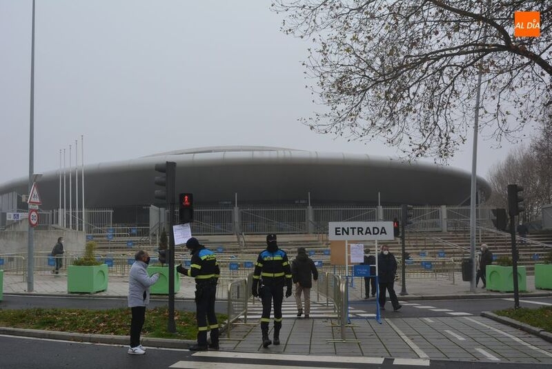 Convocatorias para administrar la dosis de refuerzo en el Multiusos Sánchez Paraíso para nacidos en 1982