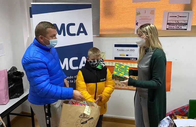 YMCA realiza su anual entrega de regalos y juguetes 